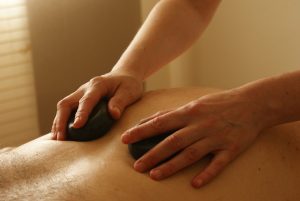 Masaż terapeutyczny: techniki, korzyści i dlaczego warto spróbować