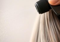 Spray na siwe włosy – jak wybrać i stosować dla najlepszych efektów?