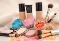 Rutyna z makijażem mineralnym: najważniejsze zasady i szybkie wskazówki