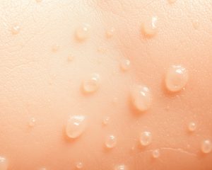 Bariera hydrolipidowa skóry: jak wzmocnić barierę i uniknąć nawrotów