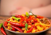 Ostre jedzenie a rumień: co jeść, czego unikać i jak obserwować efekty Ostre jedzenie a rumień: co jeść, czego unikać i jak obserwować efekty